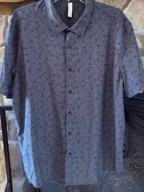 Men's Stylus Short-Sleeve Button-Up Shirt in Dark Gray Geometric Print